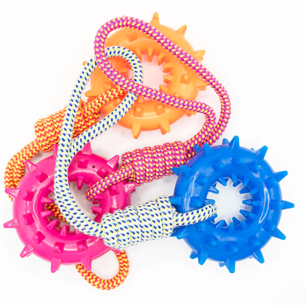 Quels sont les avantages de la conception de l'équipement du jouet pour chien en corde de coton avec engrenage en plastique ?